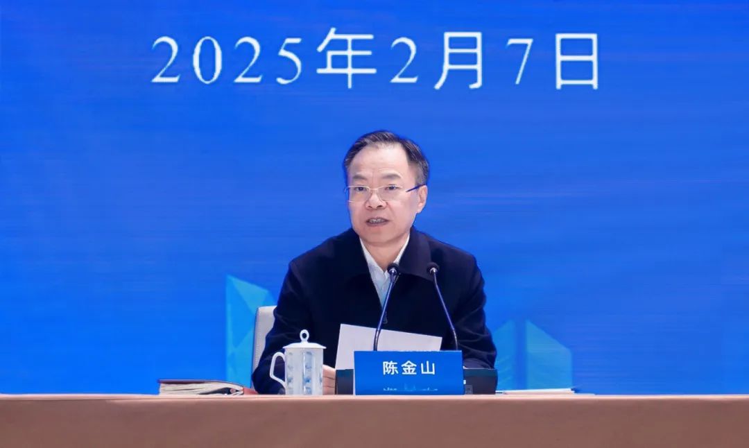 聚焦企业“关切关注”、提升营商环境“体感温度”，新片区召开2025年优化营商环境大会