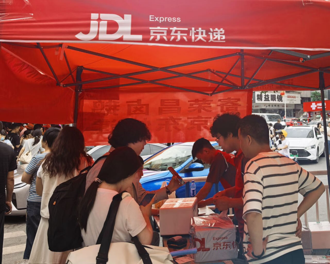 五一卤鹅“飞”全国！京东小哥在重庆上演“鹅”式揽收狂欢