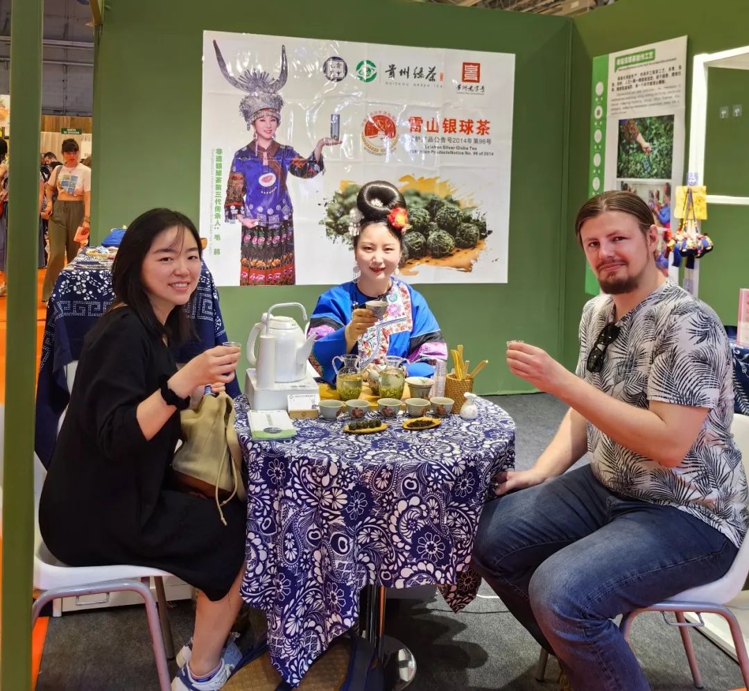 银球茶香飘塞纳河!雷山毛克翕茶业携非遗技艺亮相巴黎国际博览会