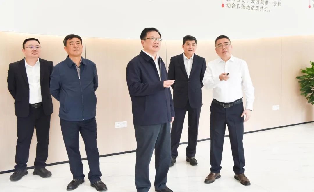 重庆市人大常委会副主任屈谦一行走访调研安诚保险公司