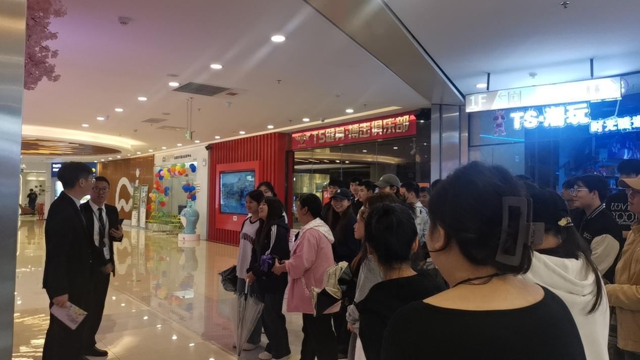 贵阳经开区“入企职业体验”活动助力学子连接职场 40名航院学子沉浸式探秘万达广场