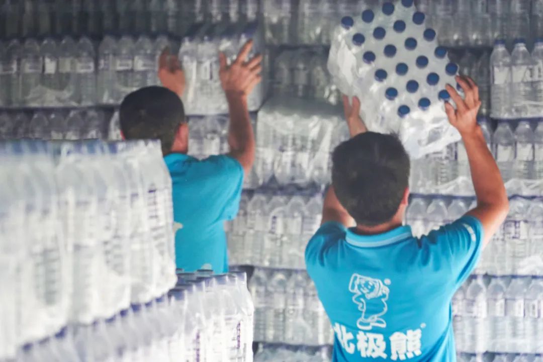 贵州北极熊携手肖战粉丝“小飞侠”爱心驰援，风雨同舟，榕江加油！