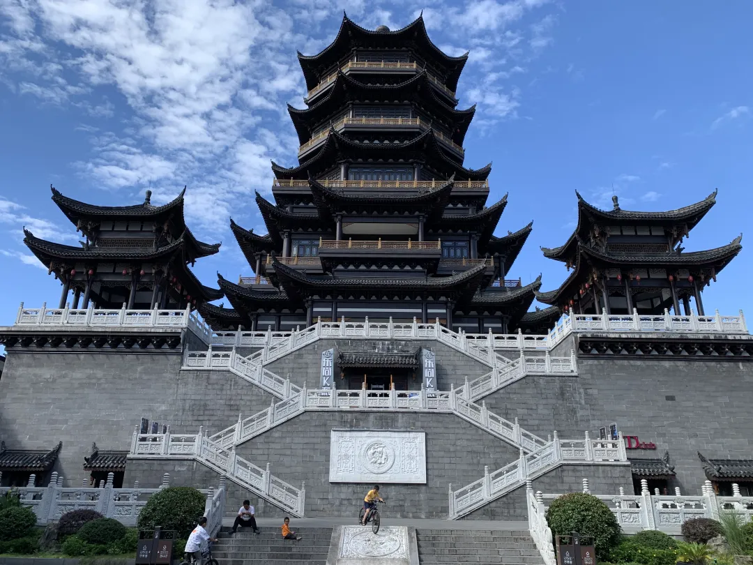 贵州冬季十大主题线路官宣！带上健康卫士出行包，解锁冬日限定玩法