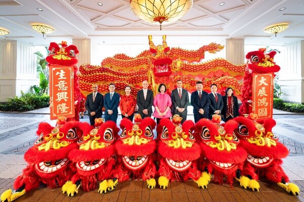 永利金龙醒狮喜迎春 骏马奔腾二十载辉煌