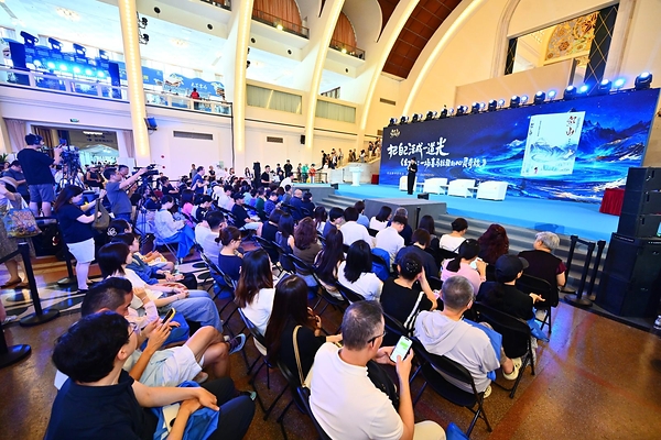 "把自己活成一道光"：央金《幻山》新书发布会在上海举行