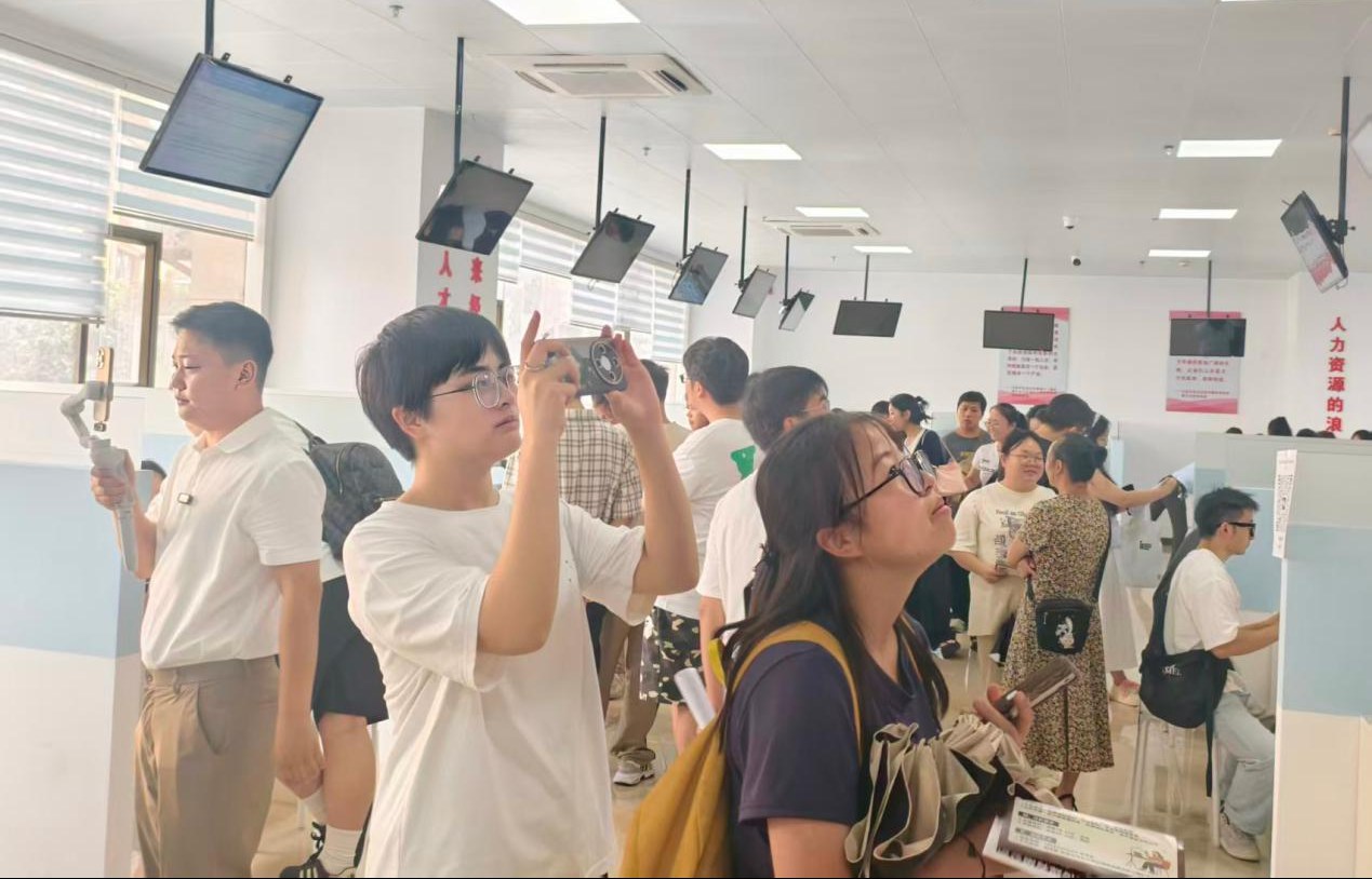 “职引黔程·点亮未来”黔东南州2026年高校毕业生专场招聘会成功举办